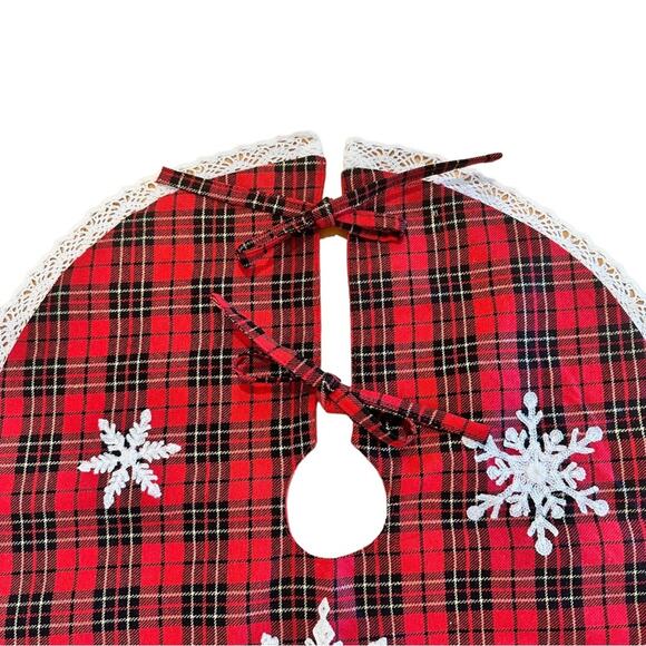 Christmas Tree Skirt Plaid Embroidered Snowflakes Crochet Edge Table Top Tree - Picture 6 of 9